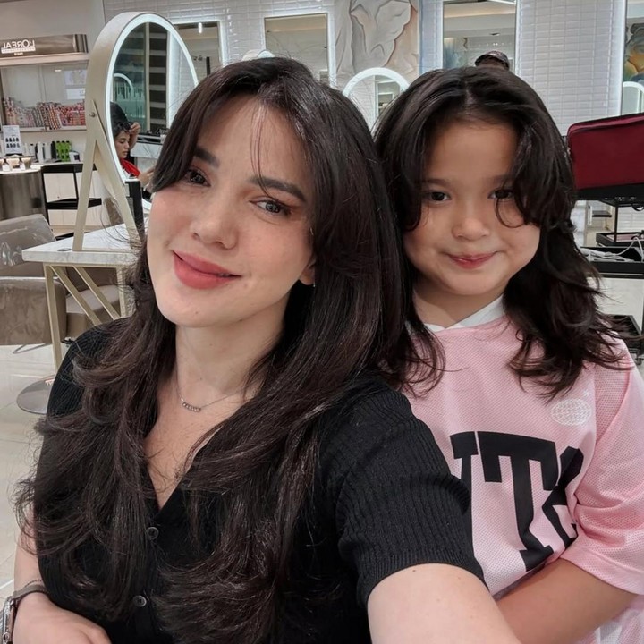 <p>Tumbuh menjadi gadis yang cantik, Alita dan sang Bunda kerap disebut netizen seperti kakak-adik. Bahkan, pemilik<em> fashion brand</em> 8wood ini sering <em>quality time</em> bersama putrinya, salah satunya pergi ke salon. "Kata kakak, 'Mommy, aku pengen rambut panjang tapi harus kayak rambut Mommy,'. Kenapa udah jadi ABG sih Alita?" ujar Alice Norin. (Foto: Instagram @alicenorin)</p>