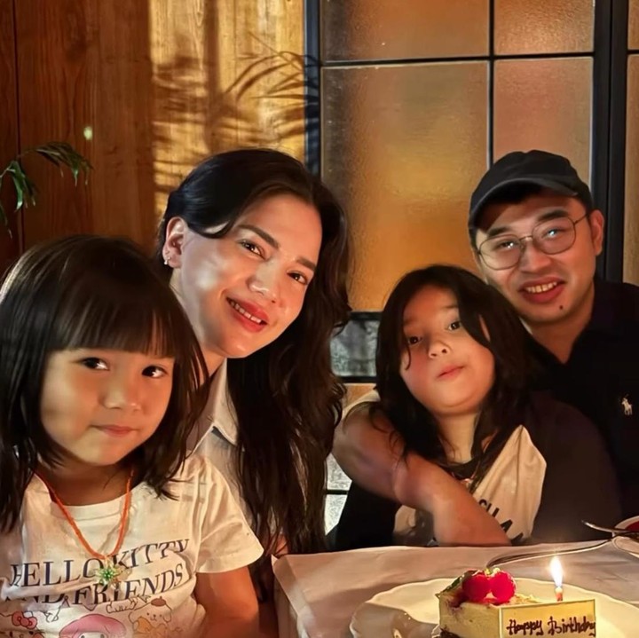 <p>Setelah empat belas tahun menapaki kehidupan rumah tangga, pasangan artis Alice Norin dan Alvin Yudhapatria kini sudah memiliki dua orang anak. Salah satu yang turut mencuri perhatian banyak pasang mata adalah putri sulung mereka, Alita Naora Lawi. (Foto: Instagram @alicenorin)</p>