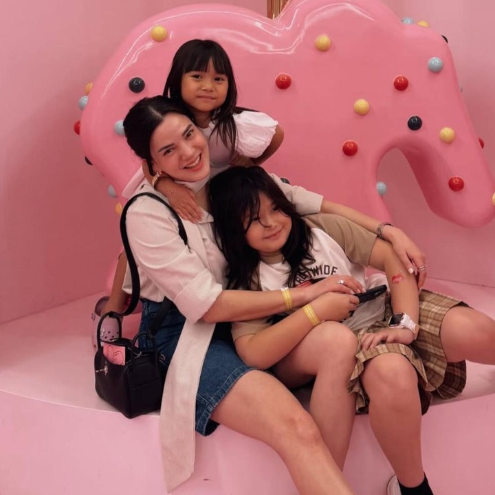 <p>Gadis yang akrab disapa Alita ini lahir pada 24 Januari 2017. Belum lama ini,&nbsp;ia&nbsp;baru saja berulang tahun yang kesembilan, Bunda. Untuk merayakan hari spesialnya, Alice Norin mengajak Alita bersama adiknya, Alana, untuk pergi berlibur ke Museum Es Krim. "Liburan ulang tahun Kakak Alita. Museum Es Krim, Safari Malam &amp; banyak makanan enak," ungkap Alice Norin melalui unggahannya di Instagram. (Foto: Instagram @alicenorin)</p>