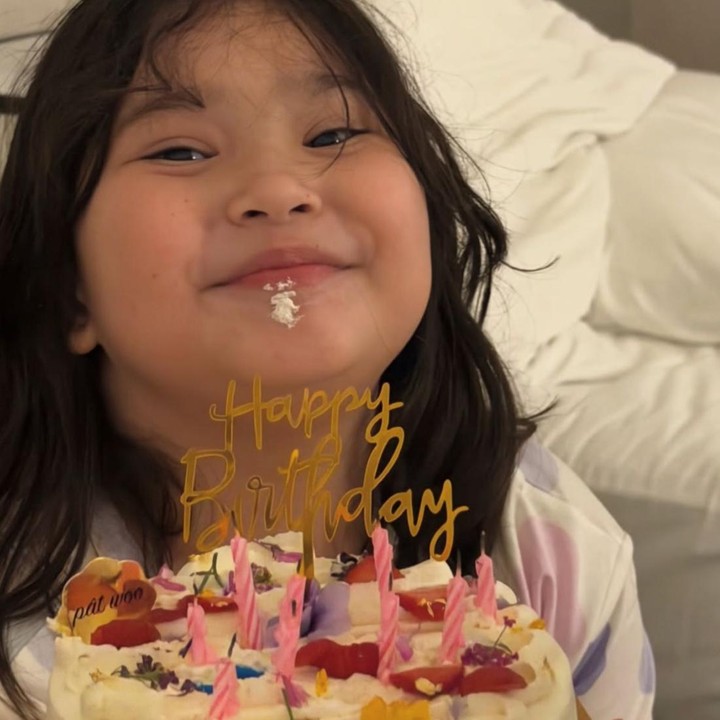 <p>Alita juga mendapatkan kejutan berupa kue ulang tahun dari orang tuanya di hari spesialnya, Bunda. Alice Norin pun menuliskan doa dan ungkapan kasih sayangnya untuk sang putri. "Semoga selalu bahagia. Kami sangat menyayangimu," tuturnya. (Foto: Instagram @alicenorin)</p>