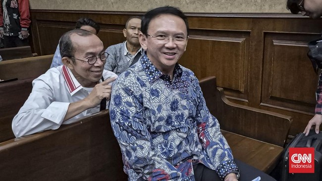 Mantan Komisaris Utama Pertamina Basuki Tjahaja Purnama alias Ahok mempertanyakan pencopotan dua direktur utama yang menurutnya terbaik di Pertamina.