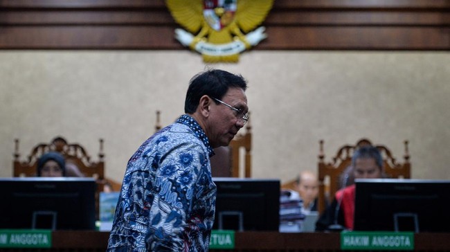 Basuki Tjahaja Purnama alias Ahok di persidangan blak-blakan menyatakan banyak yang bisa ditangkap oleh aparat terkait penyimpangan pengadaan barang dan jasa.