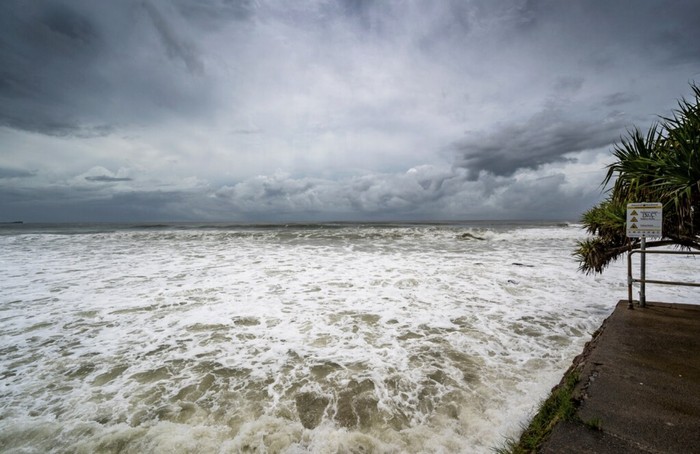 Jika air laut surut dengan cepat, apalagi sebelumnya ada gempa besar, kamu harus segera menjauh dari lautan dan mencari tempat tinggi agar selamat dari tsunami./ Foto: Freepik.com/wirestock