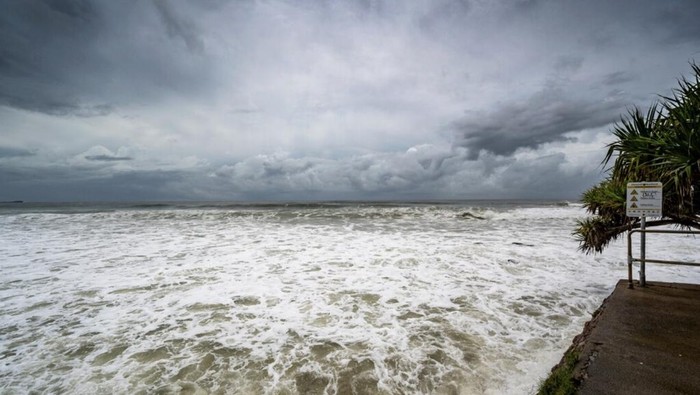 Jika air laut surut dengan cepat, apalagi sebelumnya ada gempa besar, kamu harus segera menjauh dari lautan dan mencari tempat tinggi agar selamat dari tsunami./ Foto: Freepik.com/wirestock