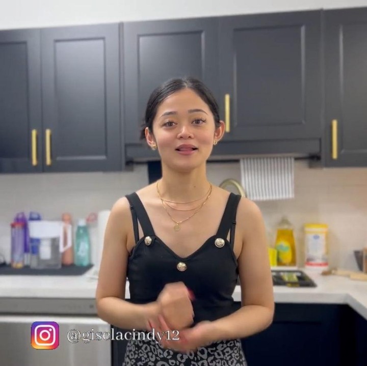 <p><em>House tour</em> dimulai dari area dapur yang mengusung konsep modern minimalis dengan dominasi warna hitam, putih, dan emas. Gisela mengaku mendapat inspirasi desain dari Pinterest. &ldquo;Dapur ini aku inspirasinya itu dari <em>postingan</em> di Pinterest guys. Aku tuh memang suka banget sama yang namanya hitam, <em>gold,</em> dan putih. Dan aku juga pengen itu ada di dapur aku,&rdquo; ujarnya.&nbsp;(Foto: YouTube Gisela Cindy)</p>