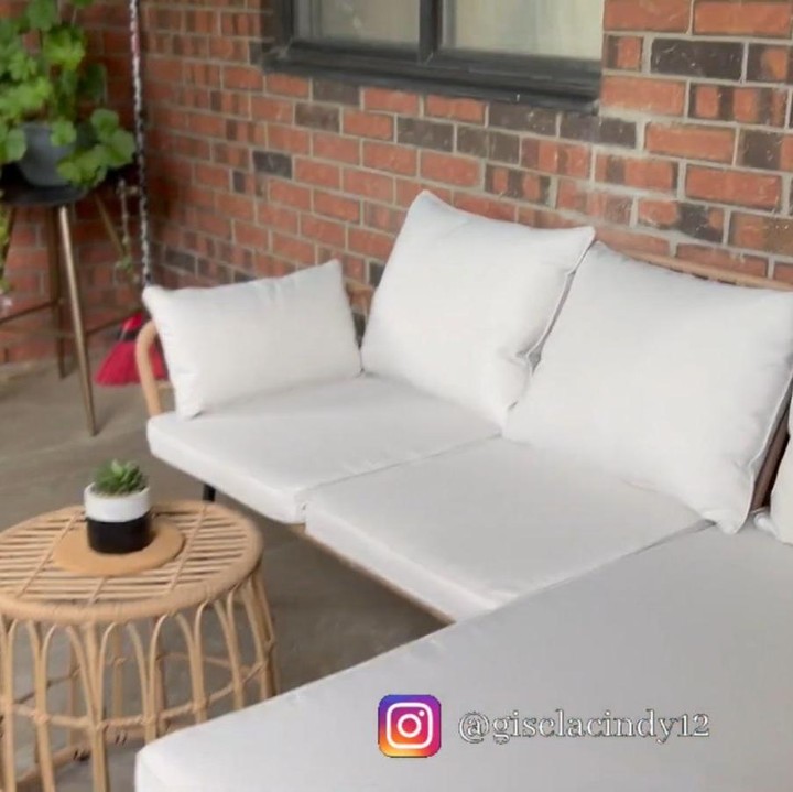 <p>Tak hanya itu, apartemennya juga dilengkapi balkon dengan pemandangan kota. Area tersebut dilengkapi dengan sofa putih dan beberapa tanaman. &ldquo;Selanjutnya, area kedua favoritku. Super simpel, ini tempat duduk aku buat santai, misalnya lagi pengen tenang,&rdquo; ujar Gisela.&nbsp;(Foto: YouTube Gisela Cindy)</p>