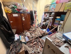 Atap Rumah Warga di Bogor Ambruk Usai Hujan Deras