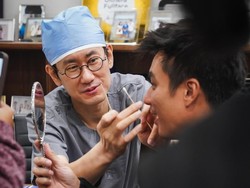 7 Potret Baim Wong Jalani Rangkaian Perawatan di Klinik Bedah Plastik Korea Selatan