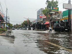 Banjir Rendam Pusat Kota Indramayu, Aktivitas Warga Terganggu