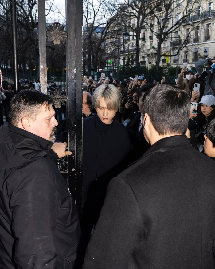 Bikin NCTzen (nama fandom resmi NCT) bangga sekaligus antusias, Jisung diundang secara pribadi oleh creative director SYSTEM, yakni Kim Hee Soo, untuk menyaksikan langsung presentasi koleksi terbaru brand tersebut. / Foto: instagram.com/systemofficial