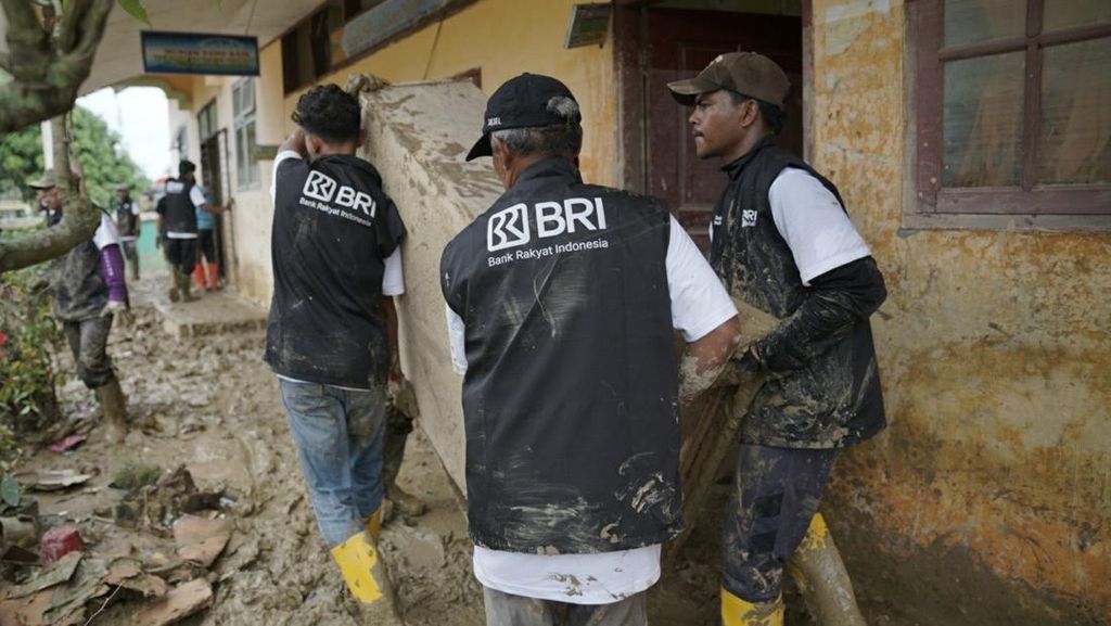 Relawan BRI Peduli Turun Langsung Bersihkan Sekolah di Aceh Tamiang