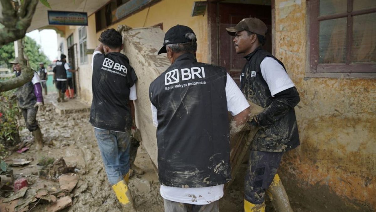 Relawan BRI Peduli Turun Langsung Bersihkan Sekolah di Aceh Tamiang