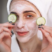 8 Cara Membuat Masker Timun di Rumah untuk Self-Care Akhir Pekan
