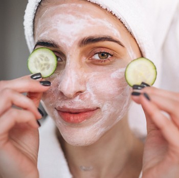 8 Cara Membuat Masker Timun di Rumah untuk Self-Care Akhir Pekan