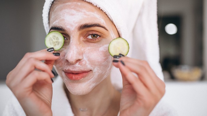 8 Cara Membuat Masker Timun di Rumah untuk Self-Care Akhir Pekan