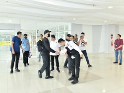 2 Orang Dekat RMS Pakai Rompi PSI Jemput Kaesang di Makassar Jelang Rakernas