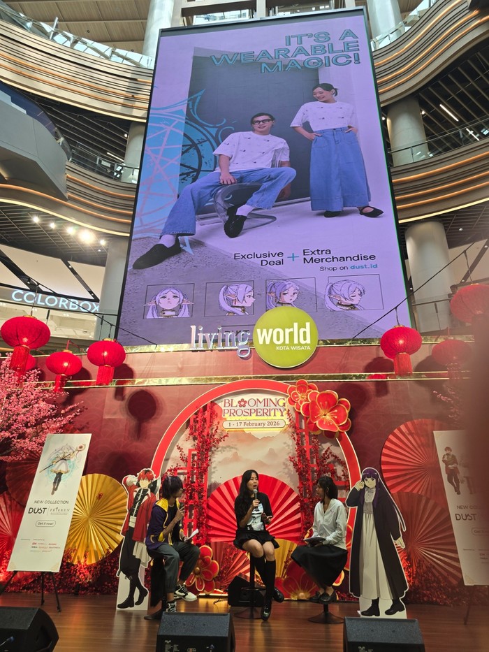 Kolaborasi DUST x Frieren. Koleksinya hadirkan 25 produk mulai dari kemeja, kaos, jaket, sampai aksesori.