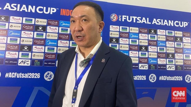 Pelatih Kirgizstan Djetbaev Nurjan mengaku kesulitan main di Indonesia Arena yang dianggapnya terlalu besar sehingga kalah dari Irak di AFC Futsal 2026.