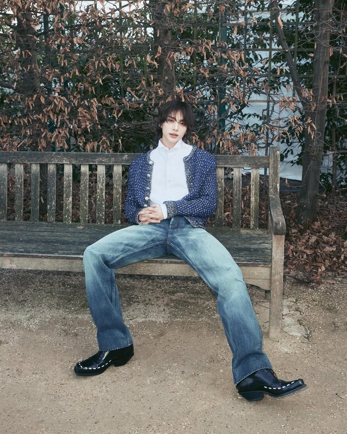 Gaya Hyunjin Stray Kids di Dior show perdananya pun sama sekali tidak mengecewakan. Anggota tertinggi dalam grupnya tersebut tampil bak pangeran berbalut outfit serba Dior dari atas sampai bawah. / Foto: instagram.com/hynjinnnn