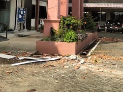 Dampak Gempa, Genting Kantor Kecamatan di Trenggalek Rontok Timpa 3 Pegawai