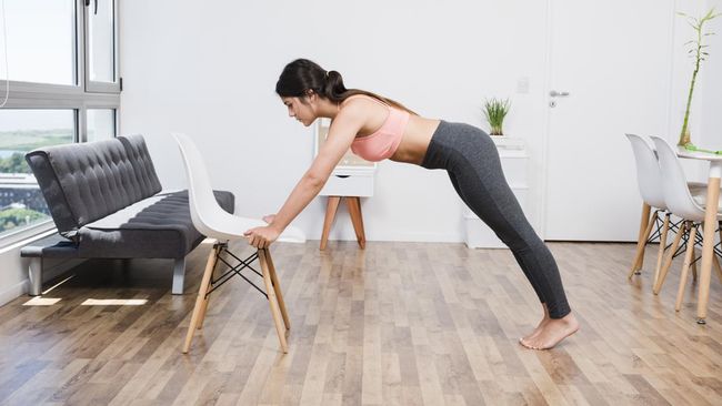 Gerakan Chair Routine Ini Bantu Perkuat Otot Inti Tanpa Alat Gym