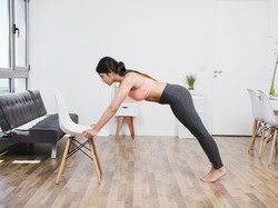 Gerakan Chair Routine Ini Bantu Perkuat Otot Inti Tanpa Alat Gym