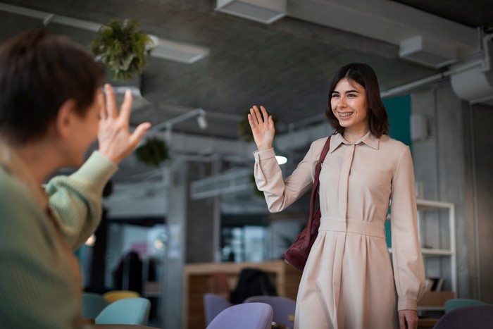 “Aku Sudah Bekerja Keras dan Tidak Ada yang Mengatakan Apa pun”. Ciri orang haus validasi adalah selalu mengharapkan pujian dan pengakuan terus-menerus atas apa yang dilakukannya. Jika tidak mendapatkan pujian, ia berasumsi tidak mendapatkan kenyamanan atau cinta.