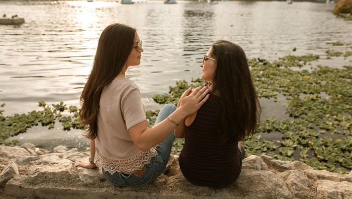 Orang baik hati selalu menghormati dan menghargai orang lain. Mereka mendasari perbuatannya atas rasa hormat.