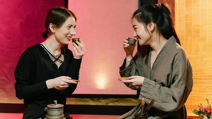 Orang baik hati akan hadir untuk orang yang mereka sayangi. Nggak hanya saat mereka membutuhkan saja, tapi saat mereka bahagia sekalipun.