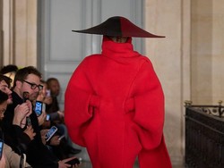 Jacquemus Fall 2026 Hadirkan Semangat 80-an yang Fun dan Penuh Drama