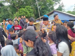 Tinjau Lokasi Banjir Binuang, Kapolres Serang Beri Bantuan-Trauma Healling