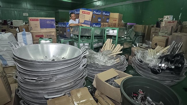 Kementrans salurkan 17 paket bantuan untuk warga Aceh terdampak bencana, yang terdiri dari tenda, perlengkapan dapur, dan alat kebersihan.