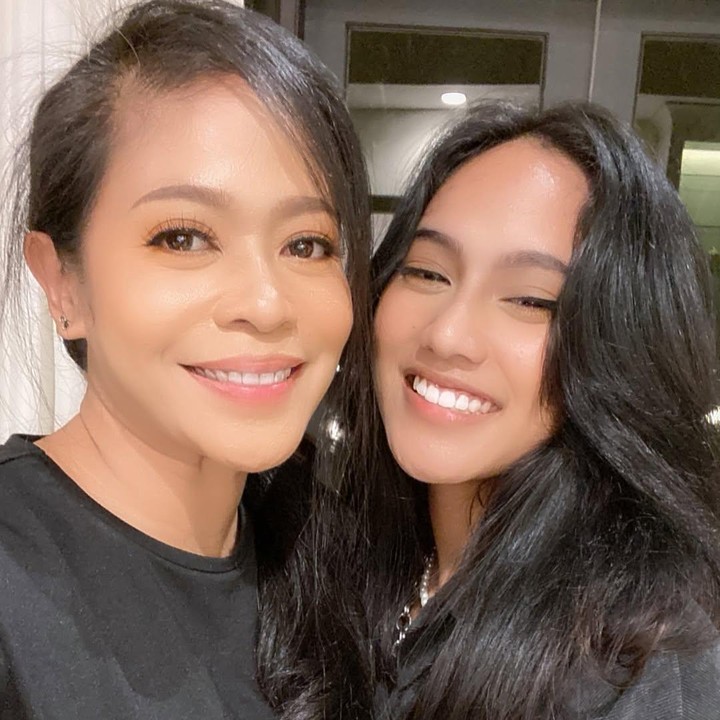 <p>Shira diketahui lahir pada 21 Januari 2003. Di hari ulang tahun sang putri, Kikan mengunggah potret kebersamaannya dengan Shira. Kikan menunjukkan paras cantik putrinya yang sudah beranjak dewasa ke publik. (Foto: Instagram @kikankikan)</p>