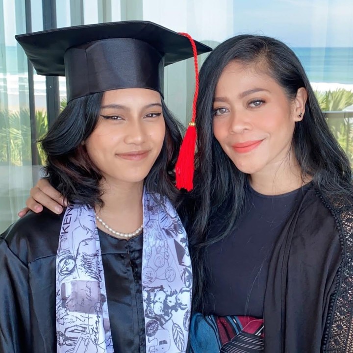 <p>Melalui unggahan ini, Kikan menuliskan pesan manis untuk Shira. Perempuan 49 tahun ini mengungkap sosok sang putri yang begitu berarti untuknya. "Shira tersayang. Kau adalah cahaya hidupku dan sumber kekuatanku. Hari ini aku dipenuhi dengan kebanggaan karena kau telah tumbuh menjadi wanita muda yang luar biasa," tulis Kikan. (Foto: Instagram @kikankikan)</p>