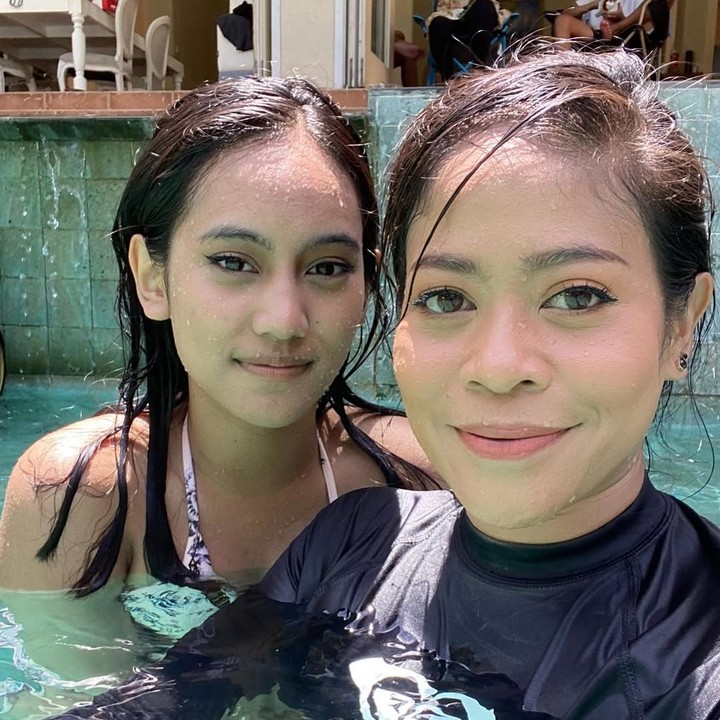 <p>Kikan juga menyampaikan ucapan terima kasihnya untuk Shira yang sudah mengajarinya makna kehidupan. Ia berharap putrinya ini bisa meraih semua mimpinya. "Terima kasih telah tumbuh bersamaku dan menunjukkan kepadaku bagaimana mencintai tanpa syarat. Semoga semua mimpimu menjadi kenyataan dan semoga hari ini seistimewa dirimu. Selamat ulang tahun ke-23 Kakak, aku mencintaimu melebihi tak terhingga," ungkap Kikan. (Foto: Instagram @kikankikan)</p>