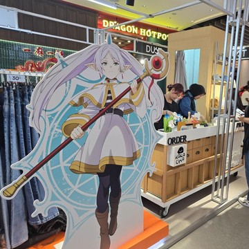 Kolaborasi DUST x Frieren Hadirkan Koleksi Penuh Karakter untuk Pecinta Fashion dan Anime