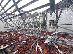 Atap Gedung Disnaker Kota Cirebon Ambruk, Enam Ruangan Rusak Parah