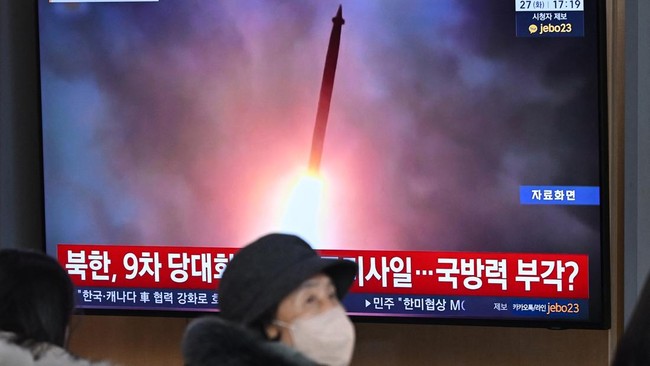 Korea Utara kembali meluncurkan dua rudal balistik ke arah Laut Jepang sebagai bagian dari uji coba pada hari ini, Selasa (27/1).