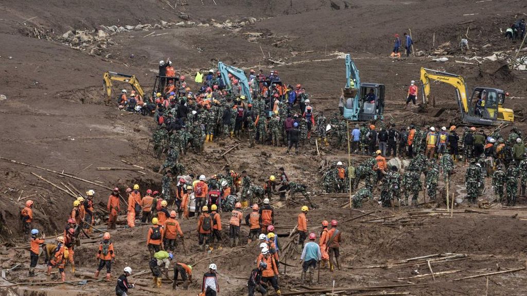 Operasi SAR Longsor Cisarua Berlanjut, Alat Berat dan Personel Ditambah