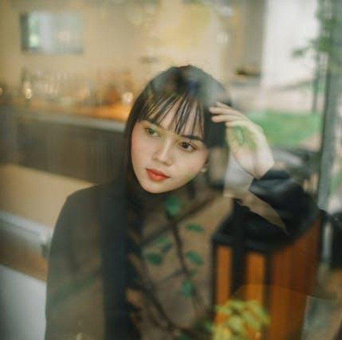 Orang cerdas biasanya menikmati membaca karena buku memberi ruang untuk berpikir tanpa tekanan. Tidak seperti media sosial yang serba cepat dan penuh distraksi, buku mengajak pembacanya masuk ke dalam alur yang lebih tenang.