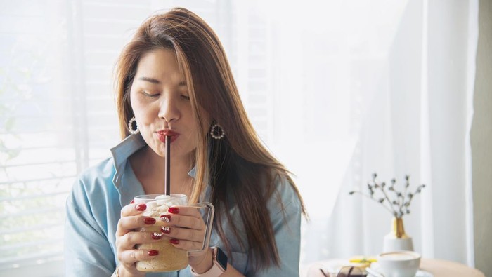 5 Minuman yang Pantang Dikonsumsi agar Tetap Awet Muda di Usia 40-an
