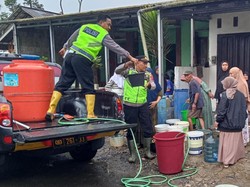 Mobil Polsek Dikerahkan Angkut Air Bersih ke Lokasi Banjir Purbalingga