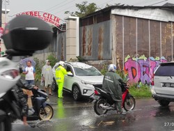 Pohon Tumbang Timpa Mobil Imbas Hujan-Angin di Ngaglik Sleman