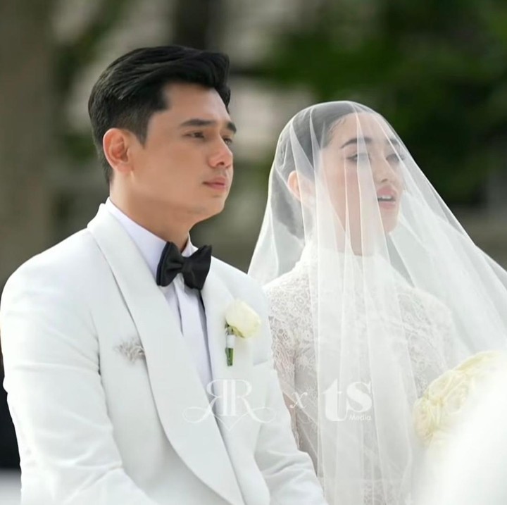 <p>Pemberkatan pernikahan Ranty Maria dan Rayn Wijaya didominasi dengan nuansa serba putih. Ranty pun terlihat semakin cantik dengan gaunnya yang berwarna putih. (Foto: Youtube @TSMediaID)</p>