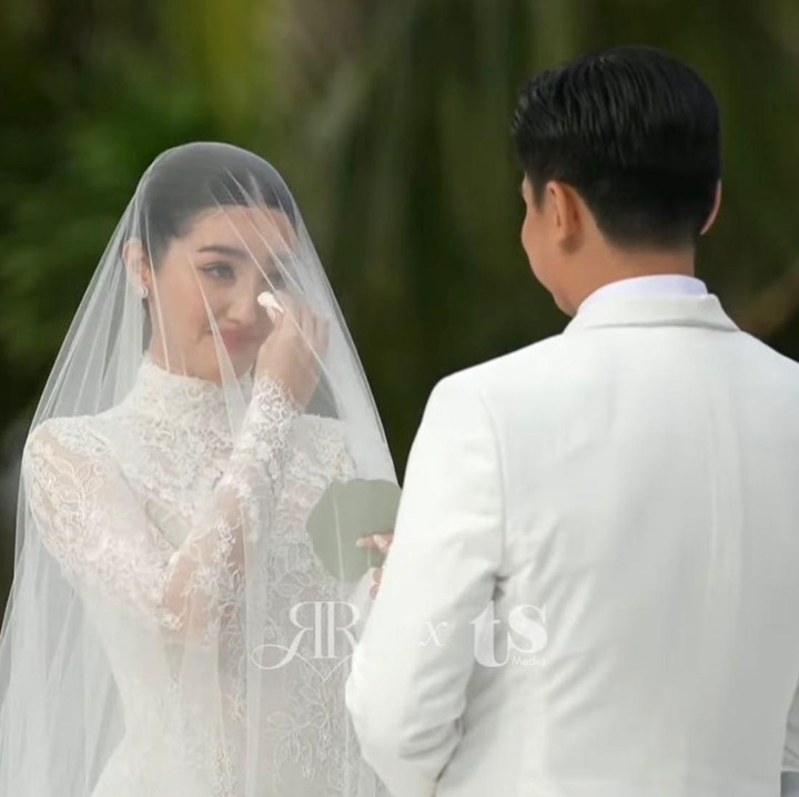 <p>Ranty Maria pun tak bisa menahan air matanya saat Rayn Wijaya membacakan janji pernikahan di hadapannya. Ia merasa sangat bersyukur dan bahagia bisa menjalani hari istimewa itu bersama sang suami. (Foto: Youtube @TSMediaID)</p>