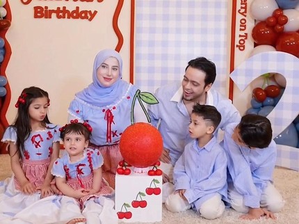 Momen Ultah ke-2 Fatimah Anak Tasyi Athasyia, Kostumnya Unik & Menggemaskan