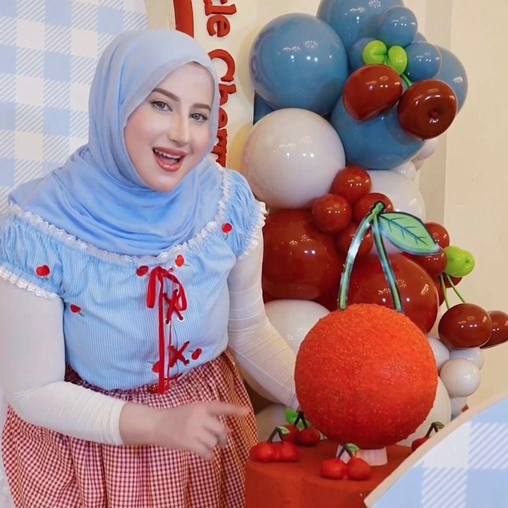 <p>Untuk merayakan momen spesial sang anak, Tasyi menyiapkan kue ulang tahun bertema cherry khusus untuk putrinya, Fatimah. Ya, Tasyi memang memiliki bakat khusus dalam membuat kue yang cantik, Bunda. "Bangga adalah ketika bisa nyiapin kue dan makanan buat ulang tahun anak sendiri," ungkap Tasyi, dikutip dari akun Instagram <em>@tasyiiathasyia.</em> (Foto: Instagram @tasyiiathasyia)</p>