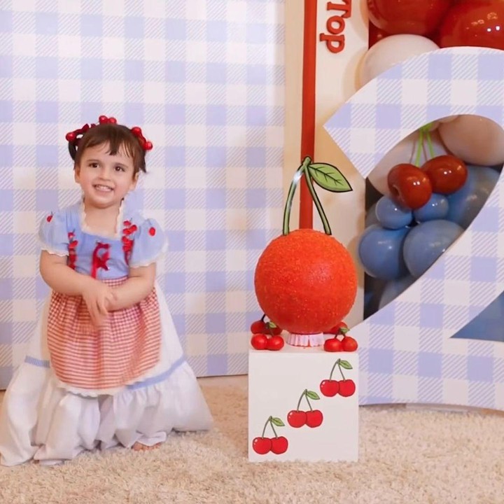 <p>Fatimah lahir pada 10 Januari 2024. Di hari ulang tahunnya, Si Kecil tampil menggemaskan dengan kostum ala Dorothy, pakaian ikonik yang dikenakan oleh karakter Dorothy Gale dalam film <em>The Wizard of Oz</em>. Meski baru menginjak usia dua tahun, putri Tasyi Athasyia ini tampak selalu ceria di hari spesialnya, Bunda. (Foto: Instagram @tasyiiathasyia)</p>