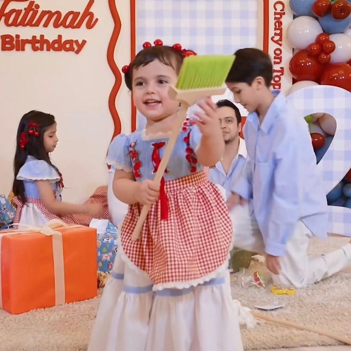 <p>Melihat dari salah satu unggahan Tasyi, Fatimah juga mendapatkan beberapa kado ulang tahun dari keluarganya, Bunda. Raut wajah bahagia pun langsung terlihat ketika dirinya membuka hadiah berupa alat kebersihan. (Foto: Instagram @tasyiiathasyia)</p>