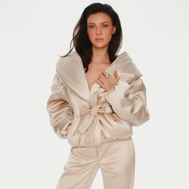 Jadi Menantu Victoria Beckham, 7 Gaya Fashion Nicola Peltz Elegan Khas Old Money